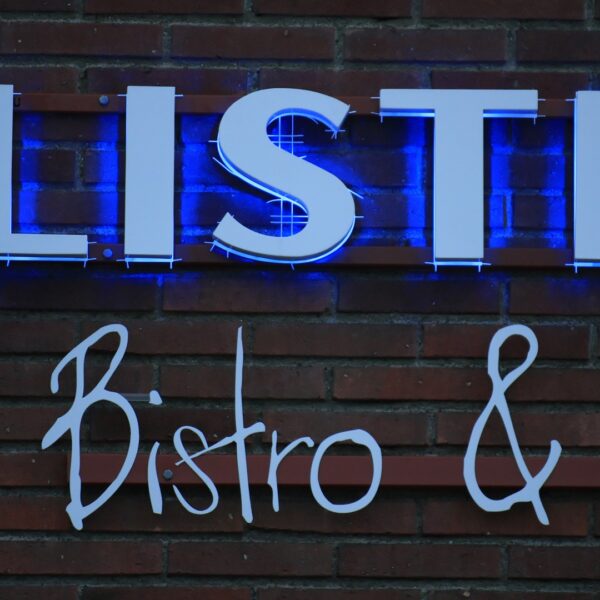 Fasadskylt med halo-effekt och reflektplatta i form för Funkalistisk Bistro & Bar - Bild 3