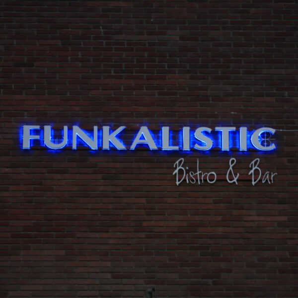 Fasadskylt med halo-effekt och reflektplatta i form för Funkalistisk Bistro & Bar