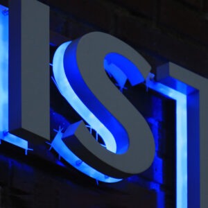 Fasadskylt med halo-effekt och reflektplatta i form för Funkalistisk Bistro & Bar