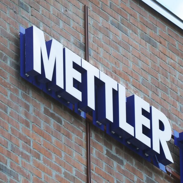 Dubbelsidig flaggskylt med LED och halo – Mettler Toledo - Bild 2