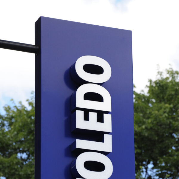 Dubbelsidig flaggskylt med LED och halo – Mettler Toledo - Bild 3