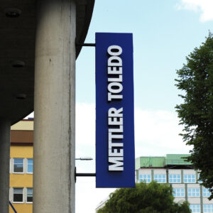 Dubbelsidig flaggskylt med LED och halo – Mettler Toledo