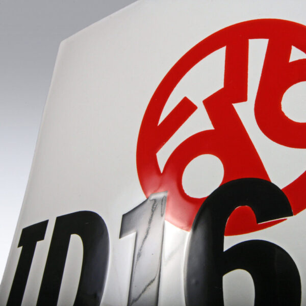 Konvex emaljskylt i vitt med svart/röd logotyp – ID16 - Bild 2