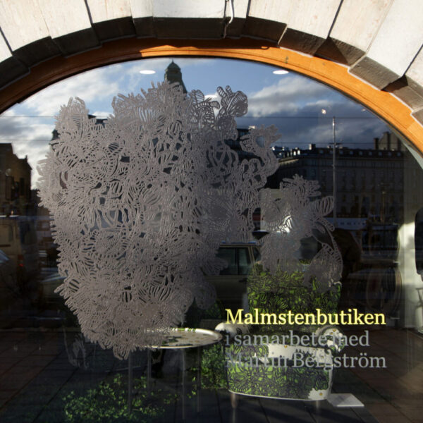Fönsterdekor i mörk frost med skuret mönster – Malmsten