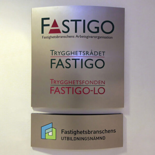 Fastighetsskylt i konvex rostfritt stål – Fastigo