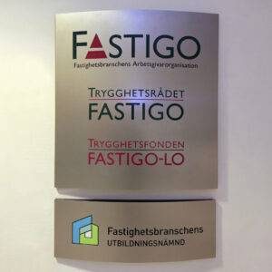 Fastighetsskylt i konvex rostfritt stål – Fastigo