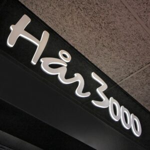 Fasadskylt Hår 3000 – profil 10 med vit vinyl och svart ljuslåda