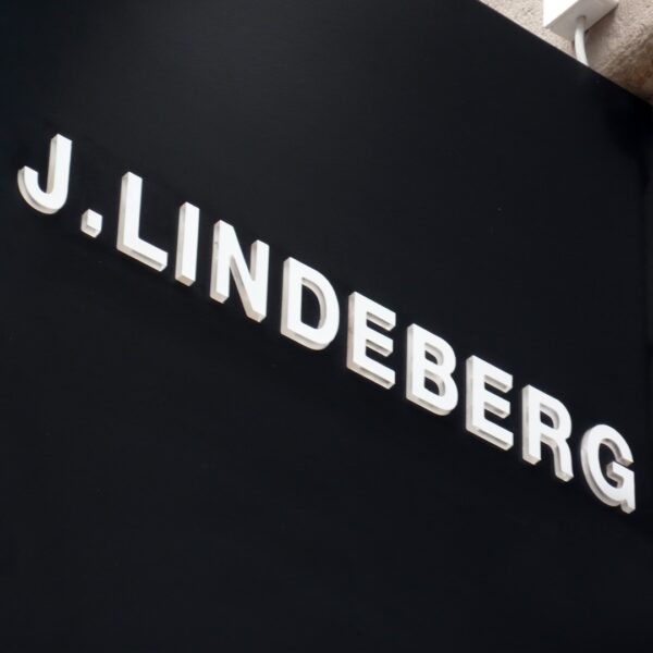 Dubbelsidig fasadskylt J LINDEBERG Biblioteksgatan – profil 10 flaggskylt - Bild 3
