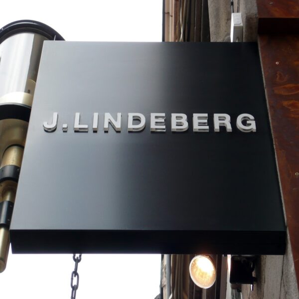 Dubbelsidig fasadskylt J LINDEBERG Biblioteksgatan – profil 10 flaggskylt - Bild 4