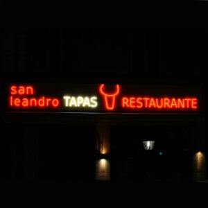 Fasadskylt i rött och vitt neon för San Leandro Tapas