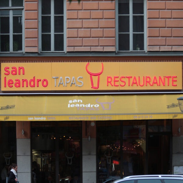 Fasadskylt i rött och vitt neon för San Leandro Tapas - Bild 3