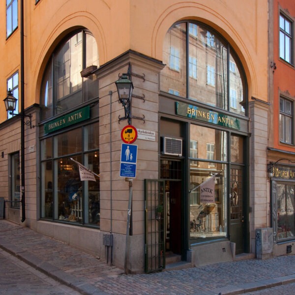Fasadskylt i optiwhite glas med mässingsbokstäver - Bild 3