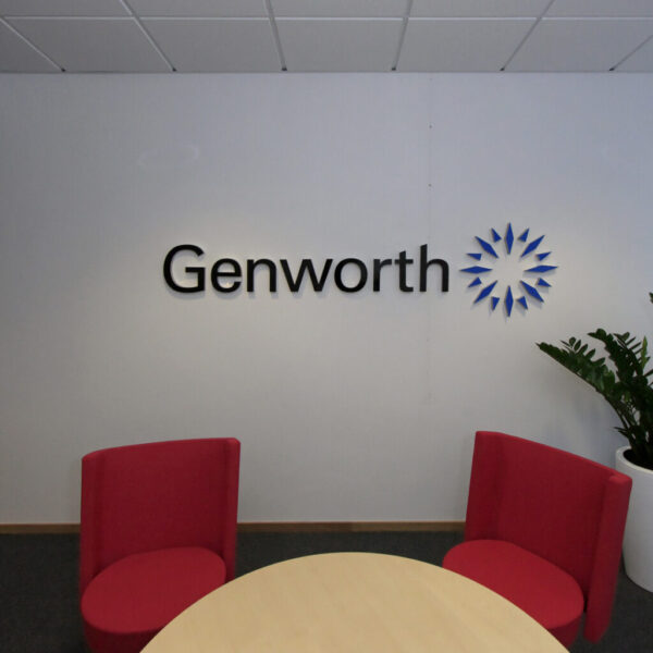 Receptionsskylt i stål med blå topp – Genworth