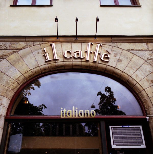 Fasadskylt i trä med infräst mässing – Il Caffè - Bild 2