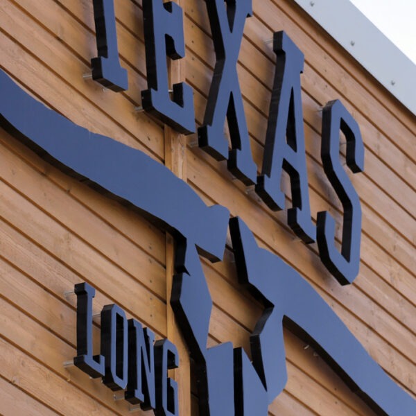 Fasadskylt med halo i svart aluminium – Texas Long Horn - Bild 9