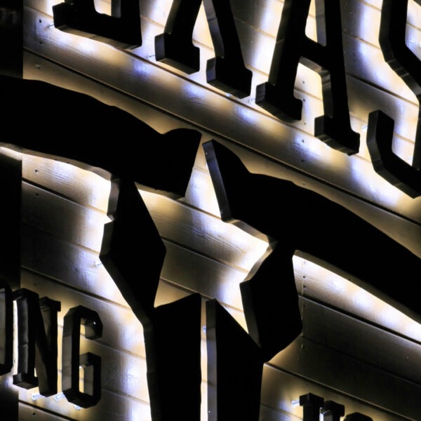Fasadskylt med halo i svart aluminium – Texas Long Horn - Bild 3