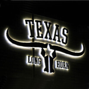 Fasadskylt med halo i svart aluminium – Texas Long Horn