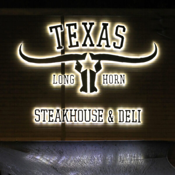 Fasadskylt med halo i svart aluminium – Texas Long Horn - Bild 5
