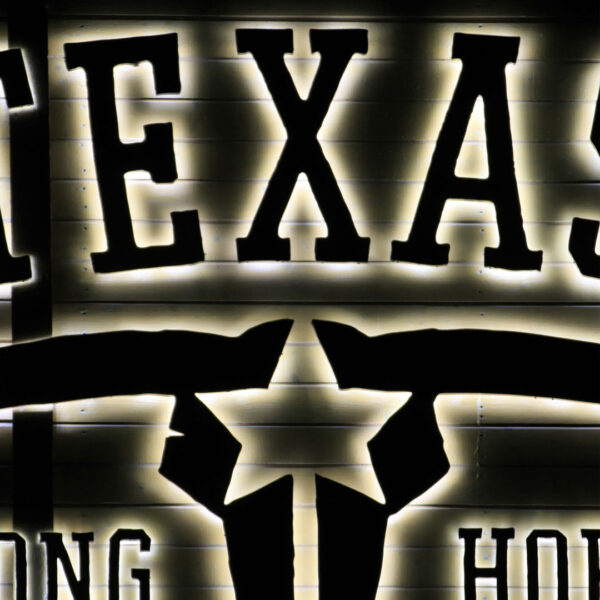 Fasadskylt med halo i svart aluminium – Texas Long Horn - Bild 6