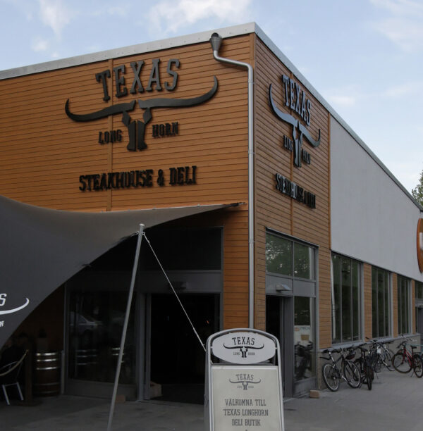 Fasadskylt med halo i svart aluminium – Texas Long Horn - Bild 8