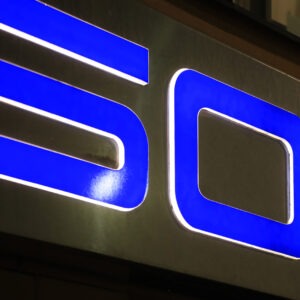 Ljuslåda med blå LED och akryllogotyp – Solklart