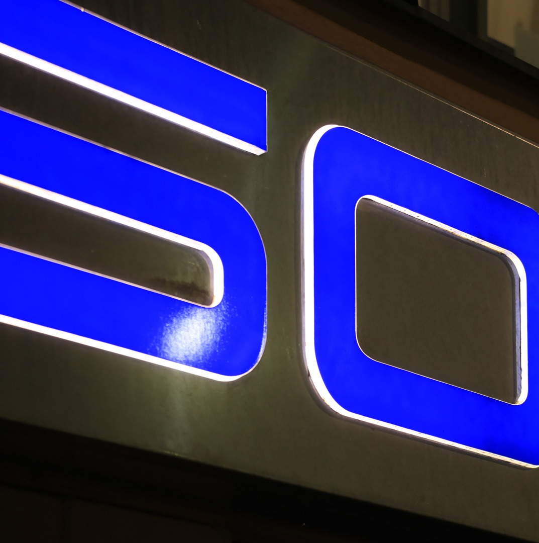 Ljuslåda med blå LED och akryllogotyp – Solklart