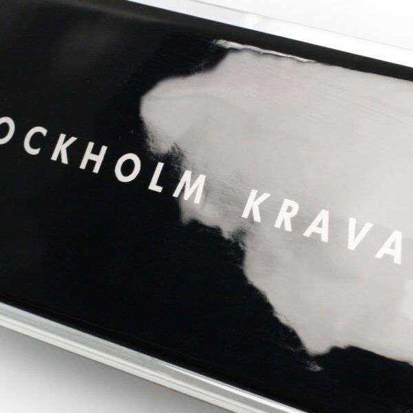 POS-skylt Stockholm Kravatt – vinklad akryl med tryck - Bild 2