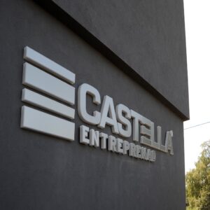 Fasadskylt Castella Entreprenad – profil 8 med rostfri intarsia