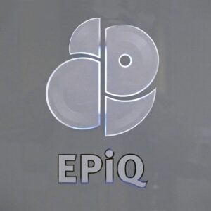 Fönsterdekor Epic – frost och kromsilver med negativ logotyp