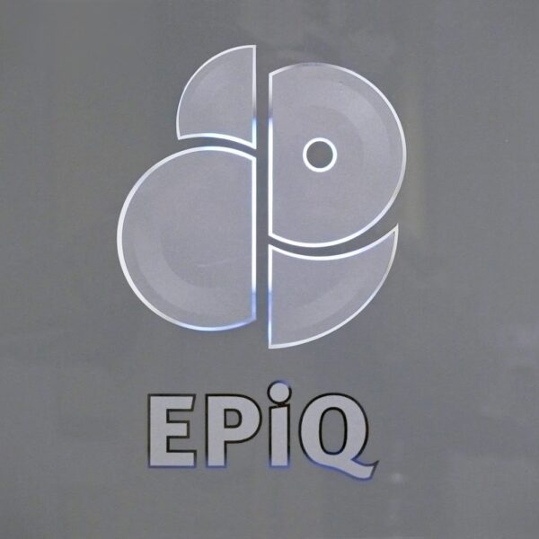 Fönsterdekor Epic – frost och kromsilver med negativ logotyp