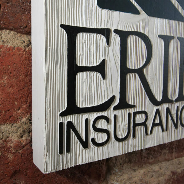 Företagskylt ERIE Insurance – sandblästrad träskylt med lack