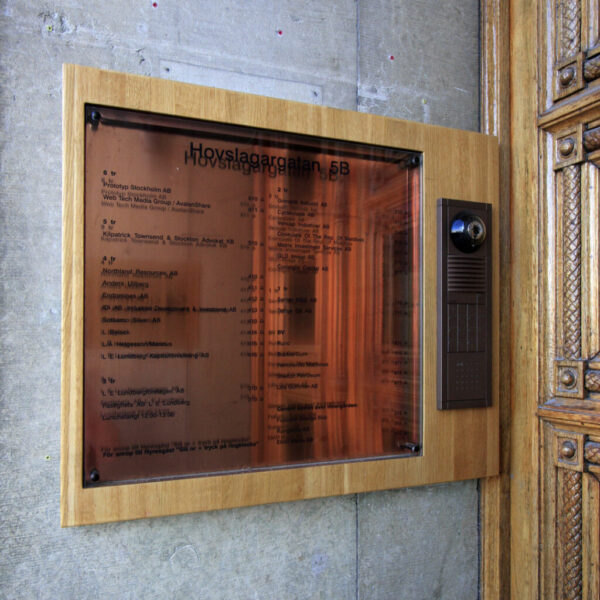 Fastighetsregister Lundbergs i ek med LED-belyst glas