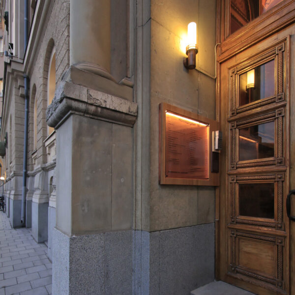 Fastighetsregister Lundbergs i ek med LED-belyst glas - Bild 17