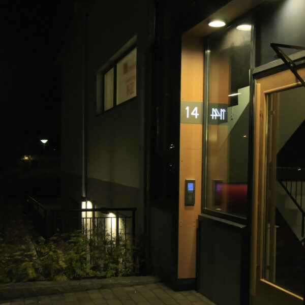 Moranviken Marina Fastigheter AB Fastighetsskylt Enebytorg 22 – infälld ljuslåda i rostfritt - Bild 2