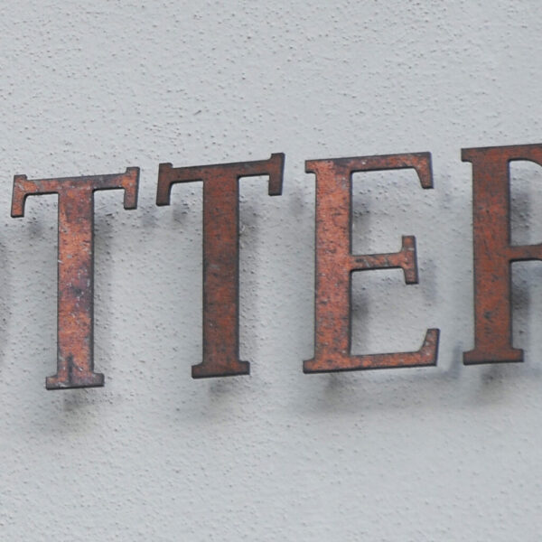 Fasadskylt Maria Nilsdotter i oxiderad koppar, profil 00