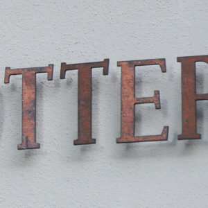 Fasadskylt Maria Nilsdotter i oxiderad koppar, profil 00