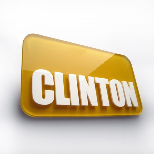 Dörrskylt Clinton i rundfräst akryl med tryck och logotyp