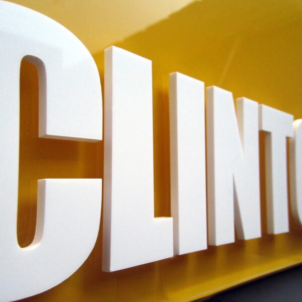 Dörrskylt Clinton i rundfräst akryl med tryck och logotyp - Bild 2