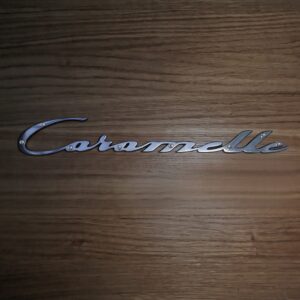 Namnskylt Caramelle i polerad gjuten aluminium