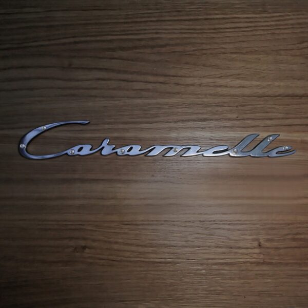 Namnskylt Caramelle i polerad gjuten aluminium