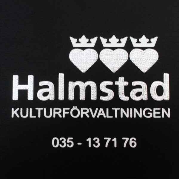 Verksskylt Halmstad Kulturförvaltning – graverad svarteloxerad aluminium med punktskrift