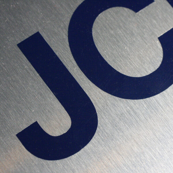 POS-skylt JCDecaux – borstad aluminiumkomposit med vinyldekor - Bild 3
