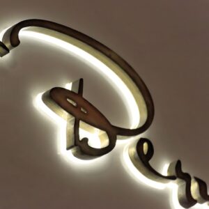 Fasadskylt Berns Bistro – profil 3 med mässingstopp