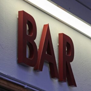 Fasadskylt Ljungbloms Bar med brunlackerade profilbokstäver