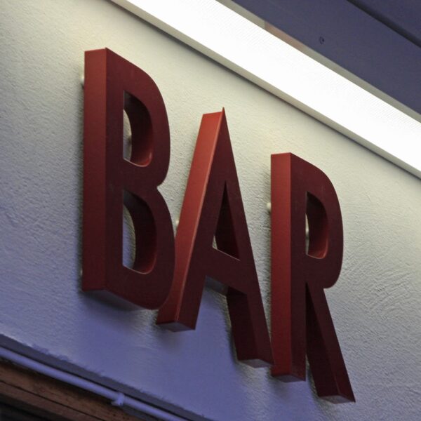 Fasadskylt Ljungbloms Bar med brunlackerade profilbokstäver