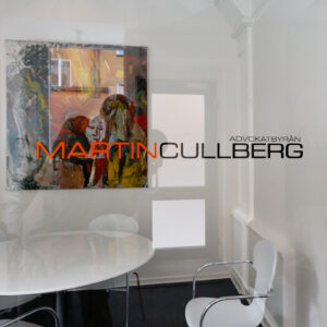Skylt Martin Cullberg i svart akryl med röd vinyl