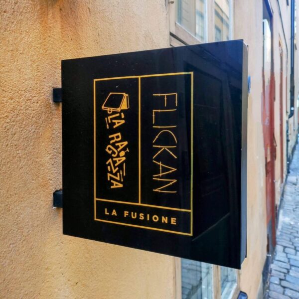 Dubbelsidig flaggskylt i plåt med kromguld – Leijontornet Restaurang
