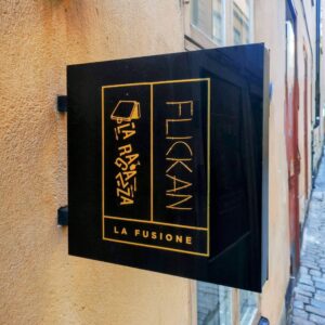 Dubbelsidig flaggskylt i plåt med kromguld – Leijontornet Restaurang
