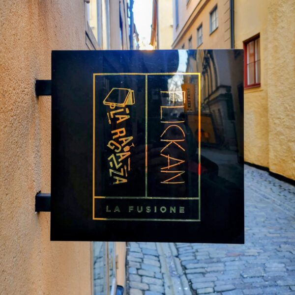 Dubbelsidig flaggskylt i plåt med kromguld – Leijontornet Restaurang - Bild 3