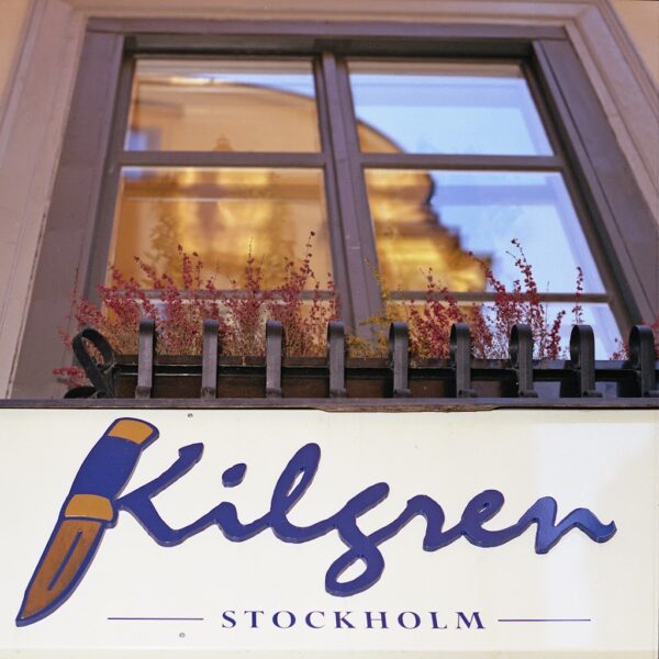 Kilgrens fasadskylt – lackerad plåt med blålackerad akryl och mässing - Bild 3